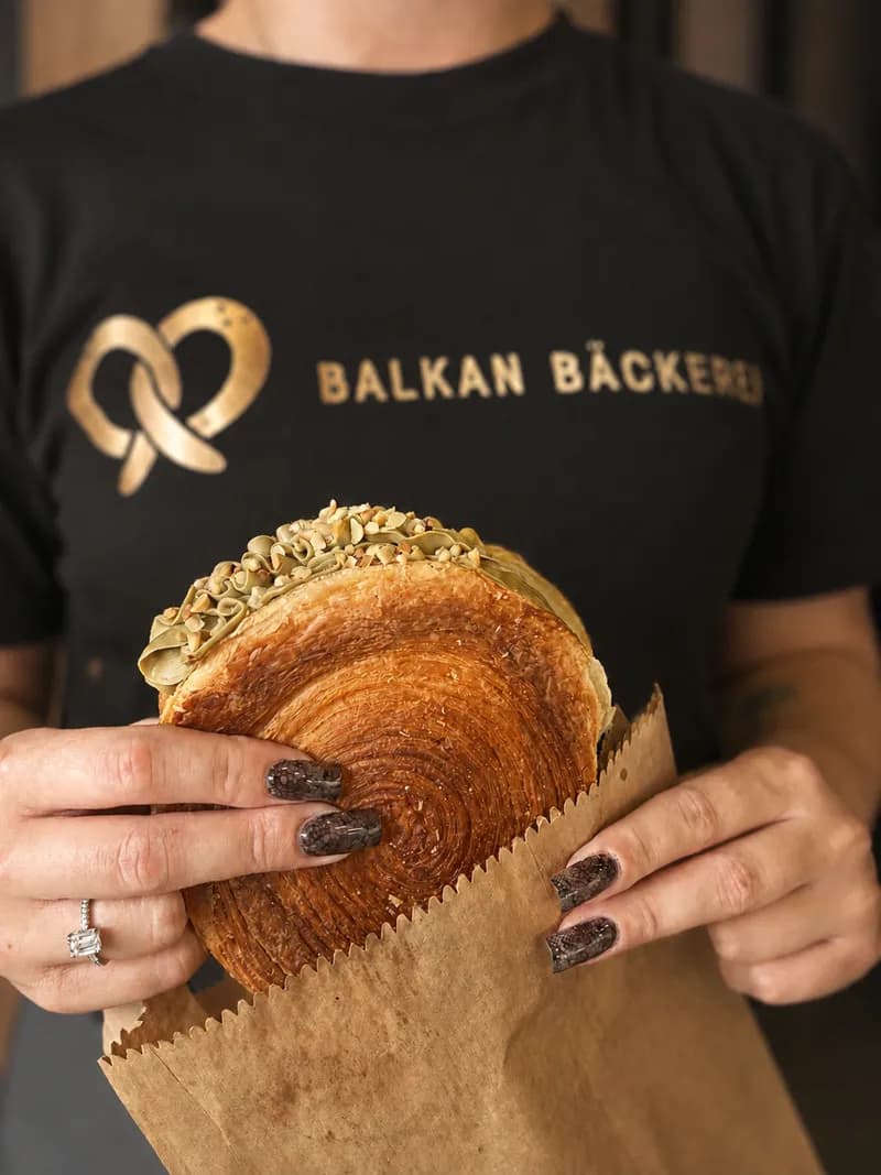 Balkan-Bäckerei-Creatorin mit frischem Brot