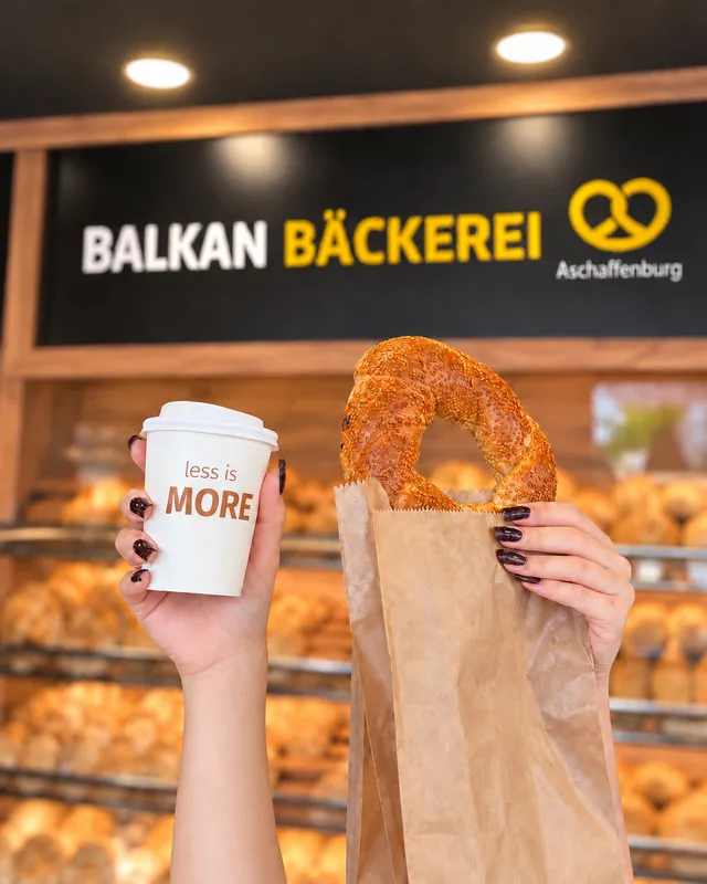 Kaffee und eine Brezel bei Balkan Bäckerei