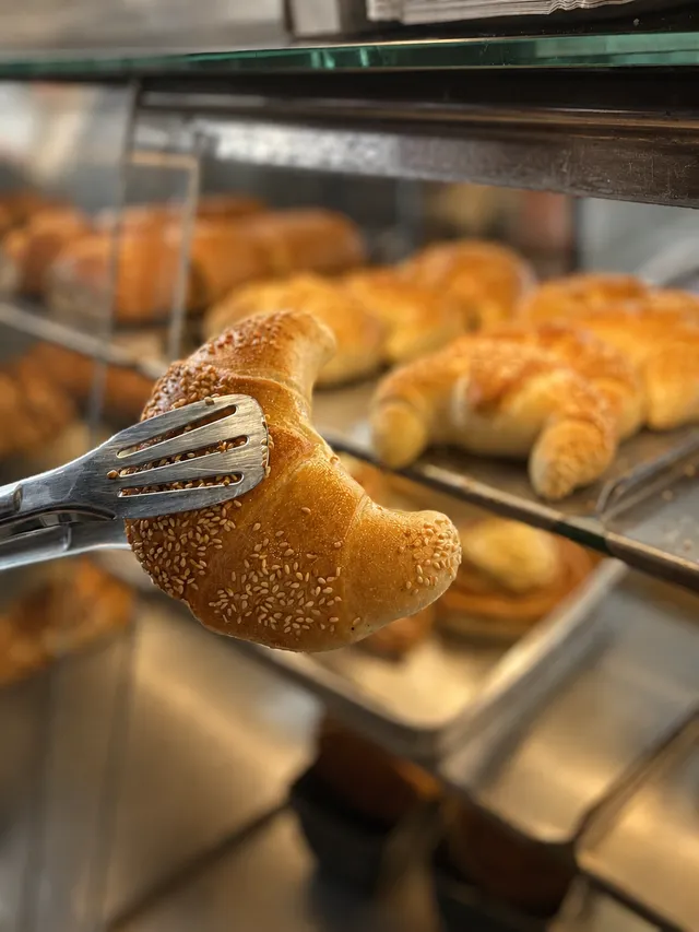 Frisch gebackene Brezel bei Balkan Bäckerei