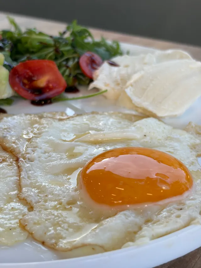 Spiegelei-Frühstück bei Balkan Bäckerei
