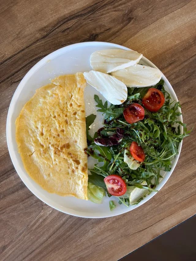 Omelett-Frühstück bei Balkan Bäckerei